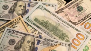 Imagem com dólares espalhados. ministro da Casa Civil acredita em dólar mais baixo com volta de Trump à Casa Branca