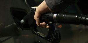 homem põe gasolina