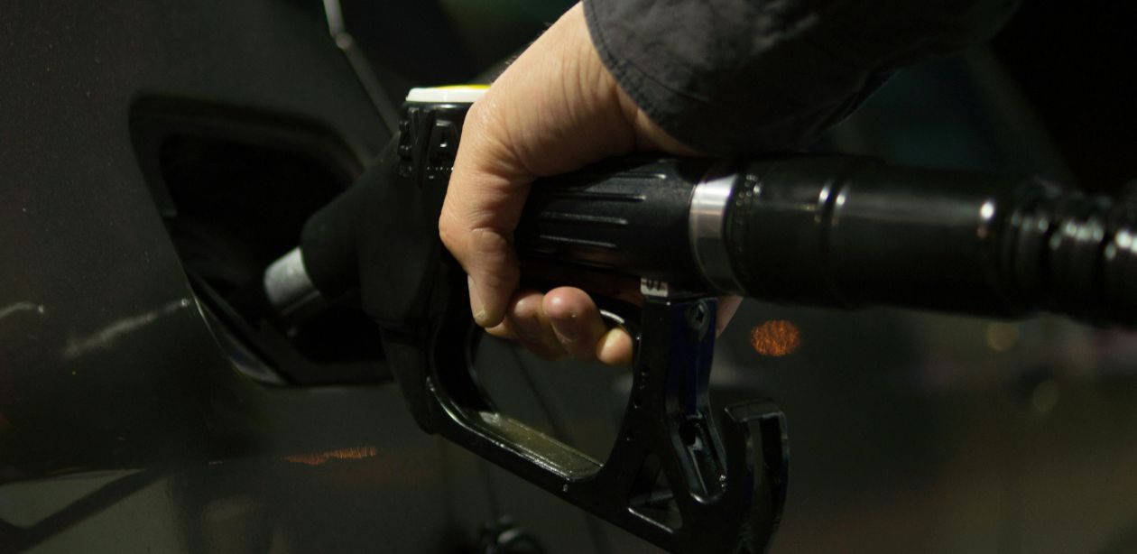 homem põe gasolina