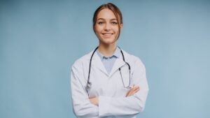 Profissões mais bem pagas do Brasil - médica sorridente representando a área da saúde.