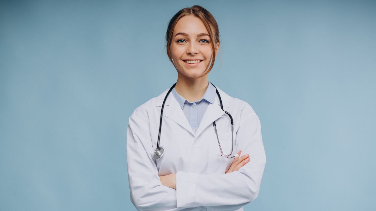 Profissões mais bem pagas do Brasil - médica sorridente representando a área da saúde.