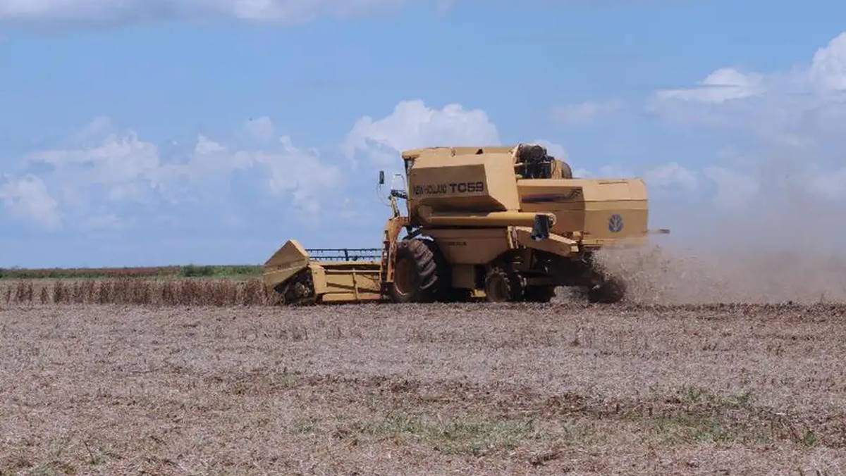Imagem de trator no campo. programas agropecuários recebem aporte do BNDES