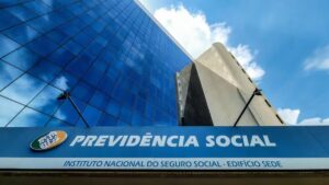 Fachada do edifício sede do INSS, representando a revisão de aposentadorias por invalidez em 2025.