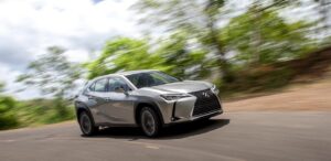lexus ux 300h em movimento