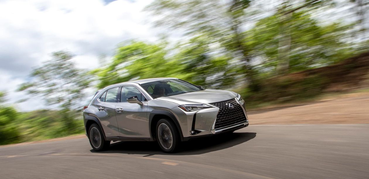 lexus ux 300h em movimento