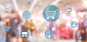 A imagem mostra uma ilustração de ícones tecnológicos e itens que remetam ao varejo. Ao fundo uma imagem do interior de um mercado desfocado, simbolizando a transformação digital no varejo.