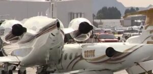 A imagem mostra os destroços da aeronave que colidiu com outro avião. O acidente com o jato de Vince Neil ocorreu no Aeroporto Municipal de Scottsdale, no Arizona.