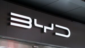 Com 7.231 carros vendidos em abril, a BYD passou a Tesla e lidera o mercado europeu de veículos elétricos, mesmo com tarifas da União Europeia.