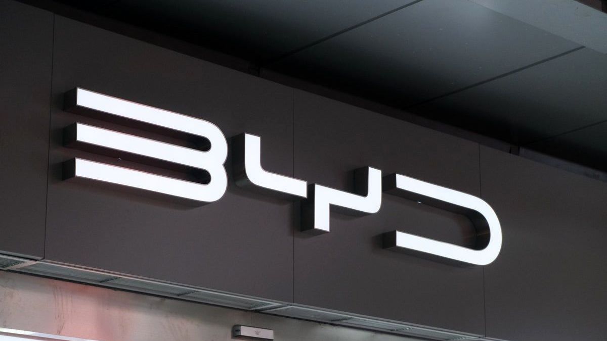 Com 7.231 carros vendidos em abril, a BYD passou a Tesla e lidera o mercado europeu de veículos elétricos, mesmo com tarifas da União Europeia.