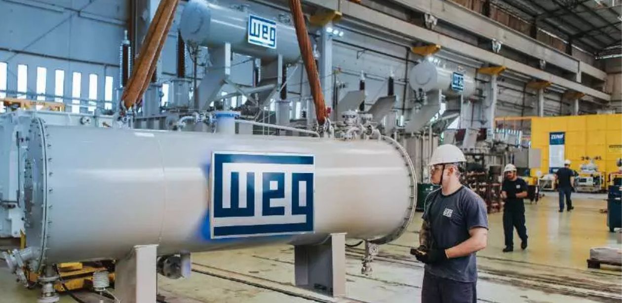 A imagem mostra o interior de uma das unidades da WEG.