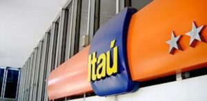 A imagem mostra a Agência do Itaú na Avenida Paulista, em São Paulo, representando o lucro recorde do Itaú Unibanco.