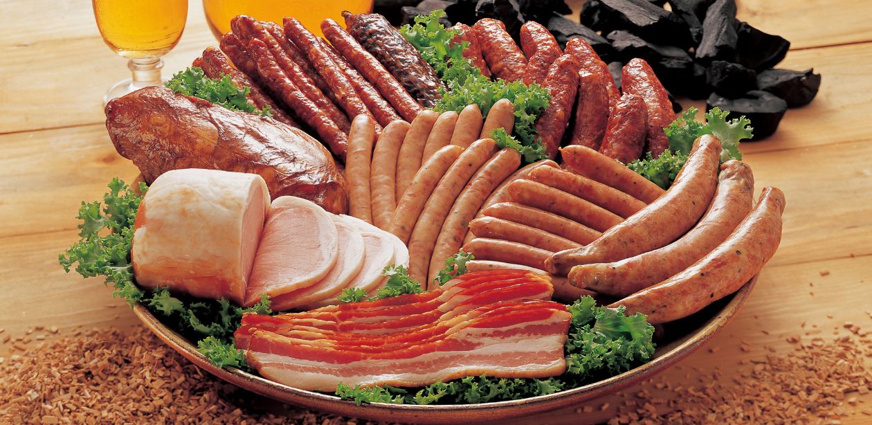 A imagem mostra um prato cheio de carnes e saladas para representar a alta dos alimentos.