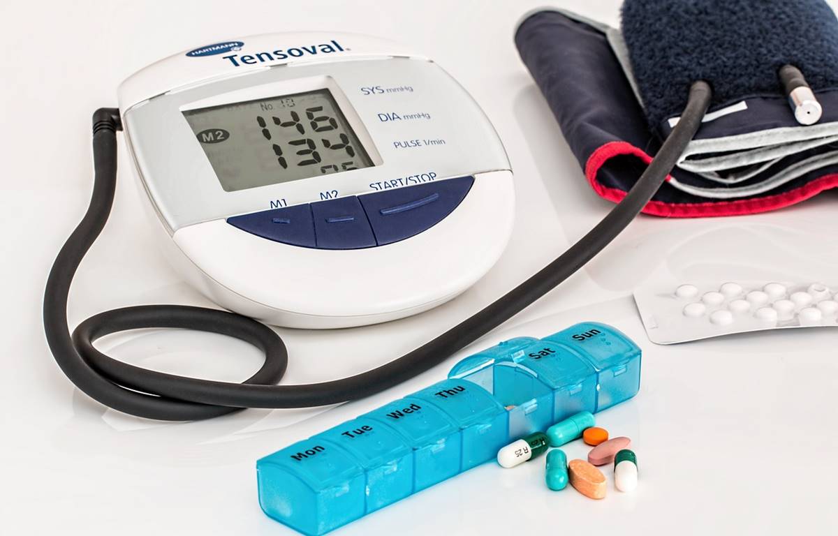 Imagem de equipamentos médicos. Alta nos planos de saúde em 2024, diz ANS