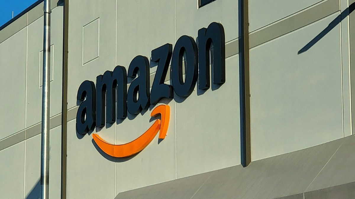 Pela primeira vez, a Amazon superou o Walmart em vendas trimestrais, impulsionando a disputa entre as empresas pelo domínio do varejo global.