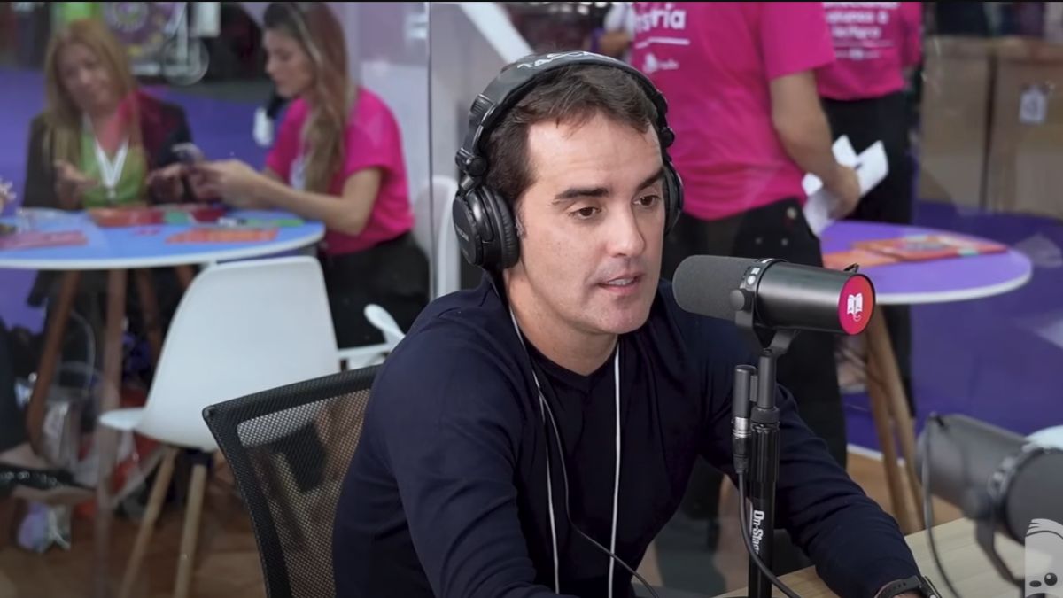 Arco Educação investirá R$ 1,2 bi em tecnologia e IA em 2024, com previsão de receita de R$ 3 bi e expansão de serviços como o Isaac. Imagem de Ari de Sá Neto, fundador da Arco Educação