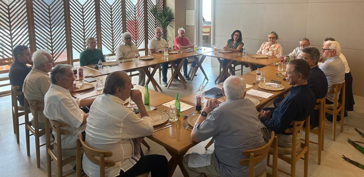 A imagem mostra uma sala de reuniões, com a diretoria da ACE, que elegeu o economista Sérgio Melo como novo presidente.