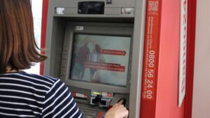 Durante o Carnaval, o atendimento bancário será reduzido. Veja como se organizar para pagar contas e evitar atrasos no feriado.