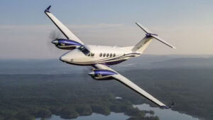 King Air F90 voando sobre área florestal, modelo de avião que caiu em São Paulo, conhecido por sua alta performance e uso executivo.