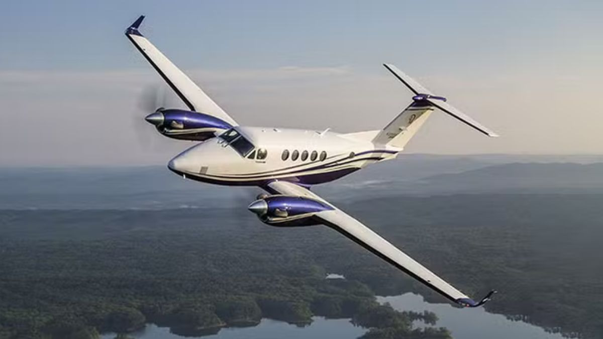 King Air F90 voando sobre área florestal, modelo de avião que caiu em São Paulo, conhecido por sua alta performance e uso executivo.