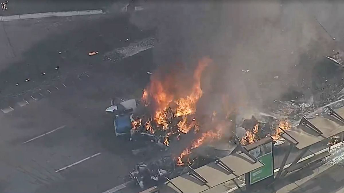 Avião de pequeno porte cai em São Paulo e provoca incêndio na via, com destroços em chamas e interdição da Avenida Marquês de São Vicente.