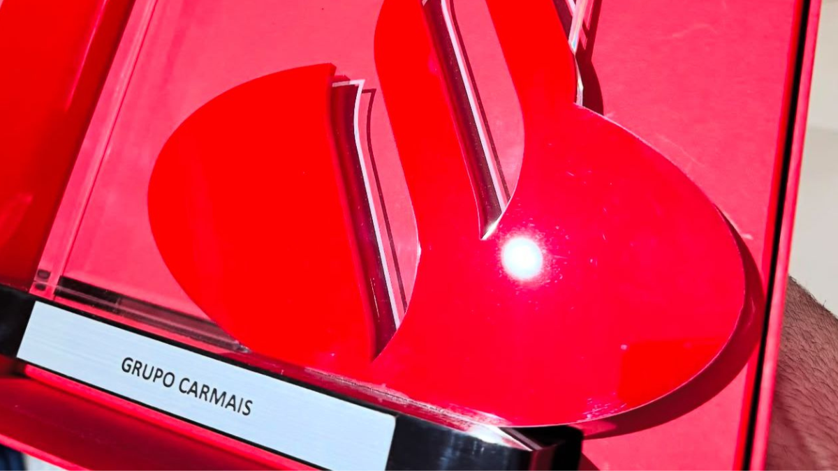 Troféu do Prêmio Santander Parceiro Platinum 2024 concedido ao Grupo Carmais, destacando a excelência em financiamento automotivo.