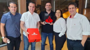 Equipe do BYD Carmais celebra a conquista do Prêmio Santander Parceiro Platinum 2024, reconhecimento pela excelência em financiamentos.