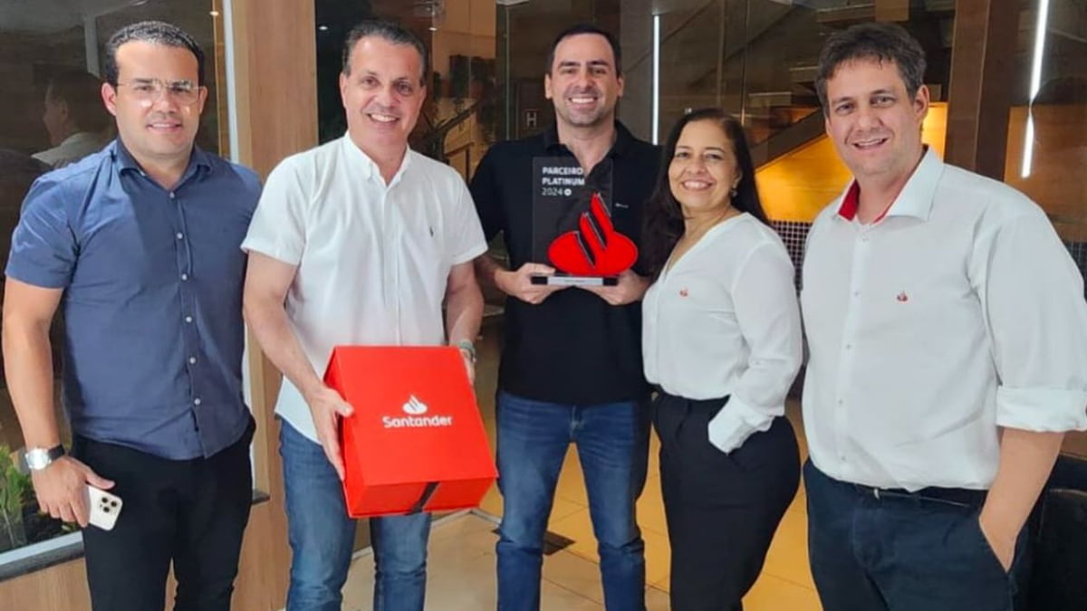 Equipe do BYD Carmais celebra a conquista do Prêmio Santander Parceiro Platinum 2024, reconhecimento pela excelência em financiamentos.