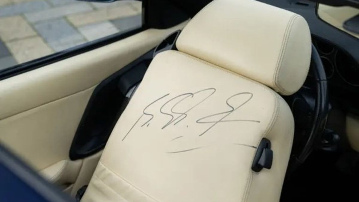 Banco autografado da primeira Ferrari de Schumacher, um detalhe exclusivo do icônico modelo F355 GTS leiloado recentemente.