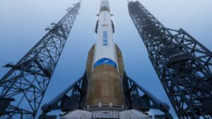 Demissões na Blue Origin foram anunciadas pelo CEO Dave Limp. Reestruturação visa otimizar operações e ampliar lançamentos no setor espacial.