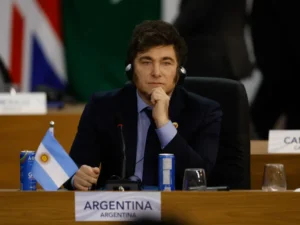 A imagem mostra o presidente da Argentina, Javier Milei após queda da bolsa argentina.