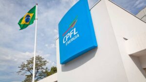 CPFL Energia teve lucro de R$ 1,57 bi no 4º trimestre de 2024, alta de 18,7%. Receita cresceu 13,3%, mas restrições impactaram energia renovável.