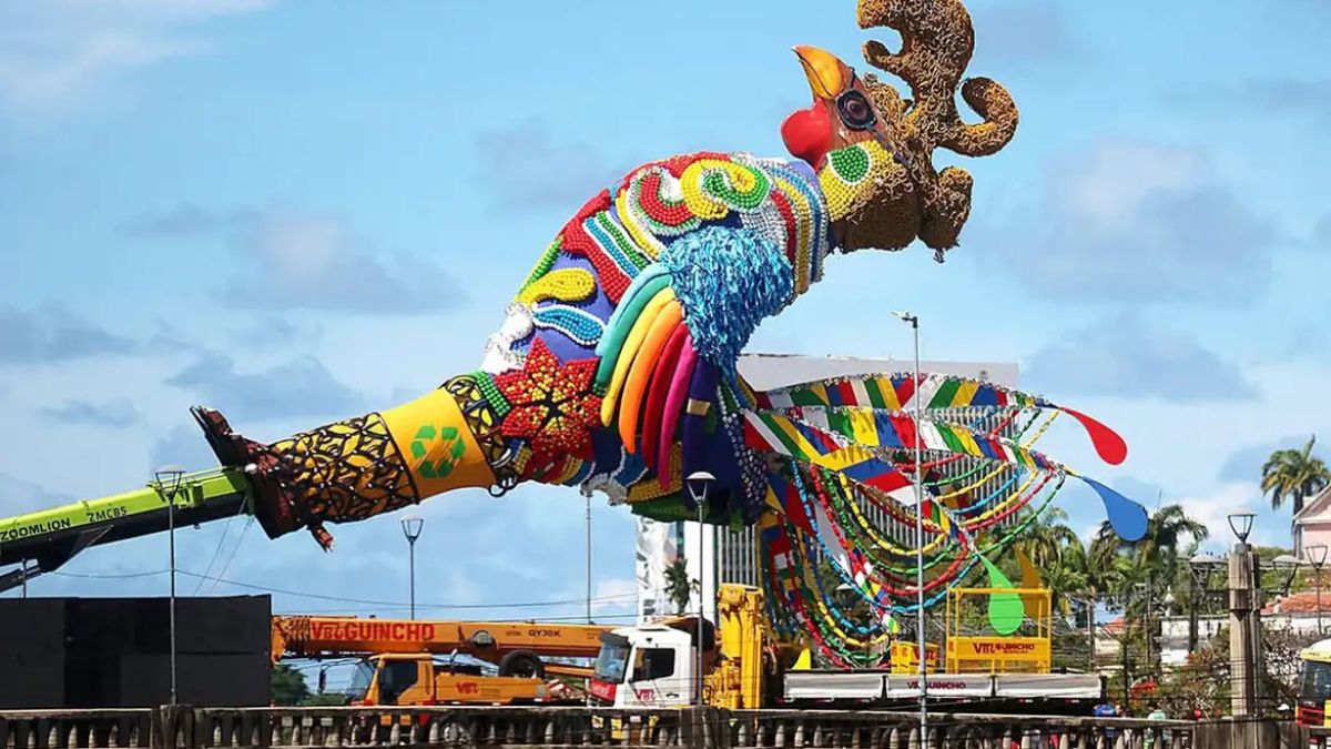 Recife prevê R$ 2 bi no Carnaval 2025 e espera 3 milhões de foliões, com hotéis oferecendo transporte e experiências para turistas.