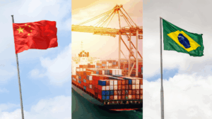 China amplia investimentos no Brasil: bandeiras dos dois países e um navio cargueiro em porto, simbolizando comércio e parcerias econômicas.