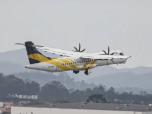 A imagem mostra um avião da companhia aérea Voepass decolando.