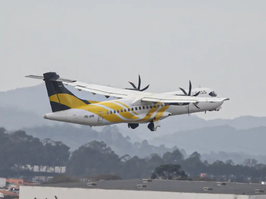 A imagem mostra um avião da companhia aérea Voepass decolando.