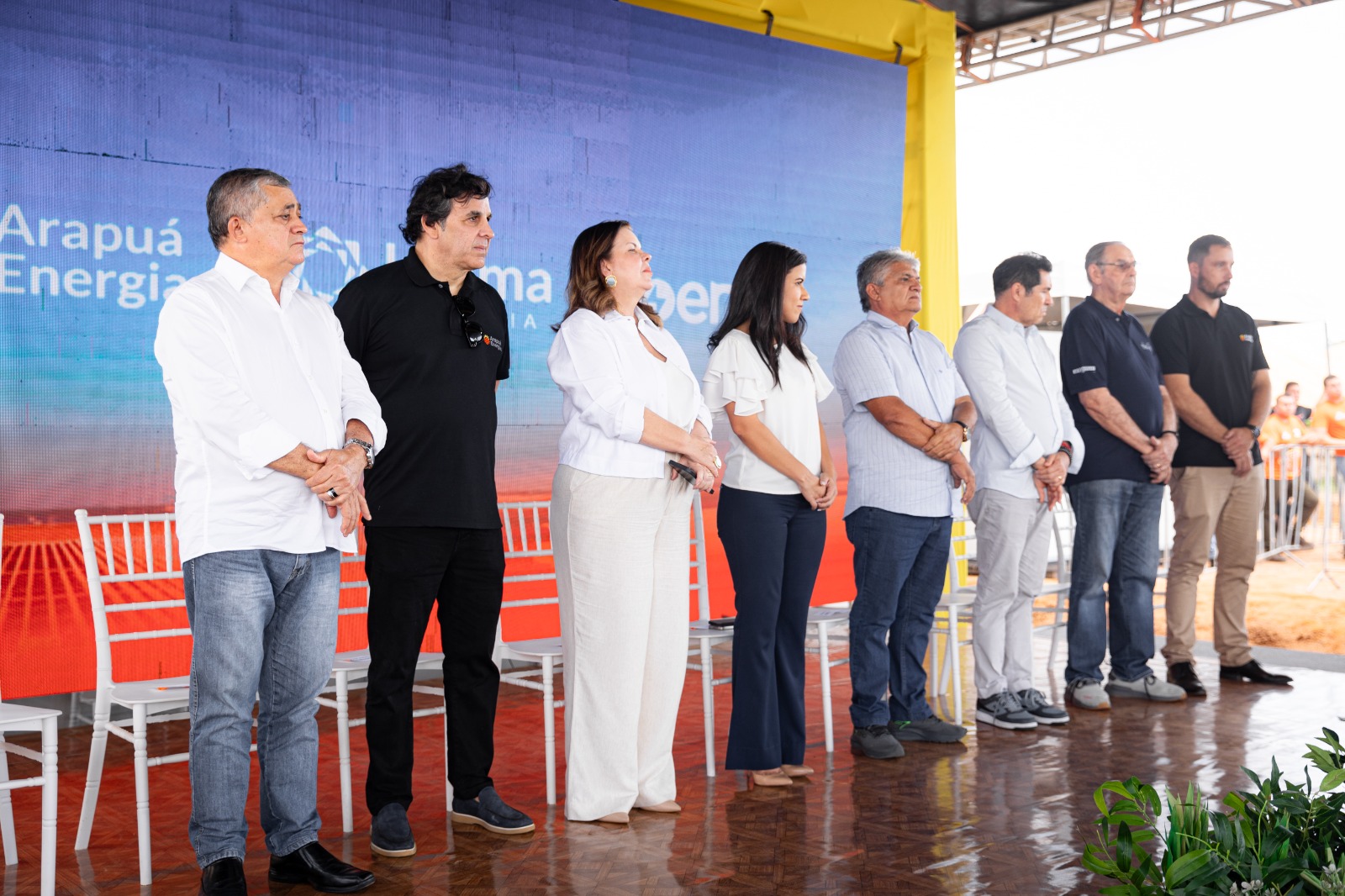 A imagem mostra a cerimônia de lançamento da Pedra Fundamental no Complexo Fotovoltaico Arapuá, feito pela Kroma Energia.