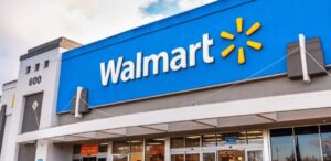 A imagem mostra a fachada de uma das unidades da Walmart, para representar a previsão de crescimento lento da Walmart para 2025.