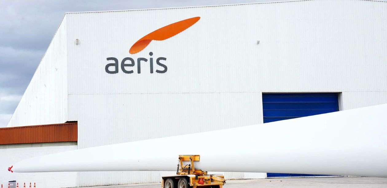 A imagem mostra a fachada de uma unidade da Aeris Energy, única fabricante de pás eólicas do Brasil, para representar a crise da Aeris.