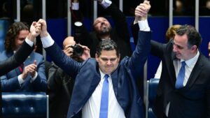 Davi Alcolumbre vence eleição no Senado com 73 votos e promete diálogo. Adversários criticam a Casa e pedem mudanças no Legislativo.
