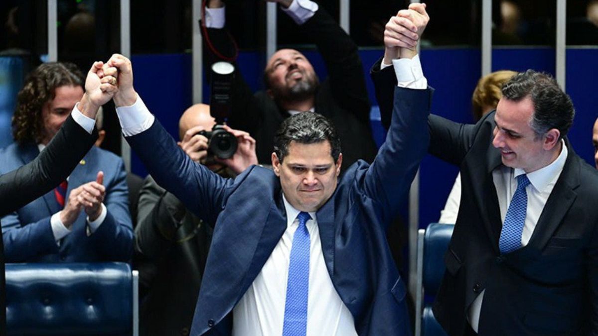 Davi Alcolumbre vence eleição no Senado com 73 votos e promete diálogo. Adversários criticam a Casa e pedem mudanças no Legislativo.