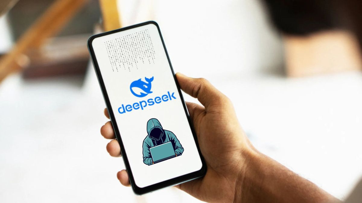 Celular exibe logotipo do DeepSeek com ícone de hacker, destacando vulnerabilidades do sistema.