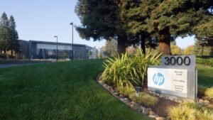 Com lucros em queda e tarifas elevadas, HP transfere fábricas da China para outros países e revê lucro para 2025, afetando ações na Bolsa.