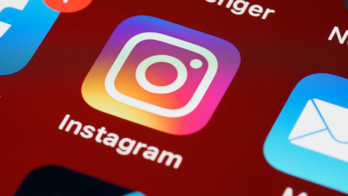 Ícone do Instagram em destaque na tela de um smartphone, ao lado dos aplicativos Facebook, Messenger e Mail. Representação do uso de redes sociais e do crescimento do Economic News Brasil no Instagram.