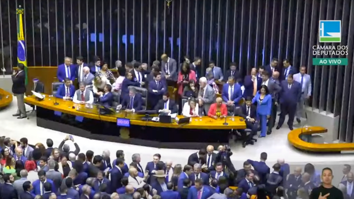 Sessão ao vivo da eleição da Mesa Diretora da Câmara dos Deputados, com parlamentares reunidos no plenário para definir os novos líderes.