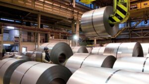 Indústrias do aço no Brasil sofrem impacto com tarifas impostas por Trump, prejudicando exportações. ArcelorMittal, Ternium e CSN estão entre as mais afetadas.