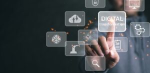 A imagem mostra um homem clicando em ícones tecnológicos para representar as estratégias digitais para empresas.