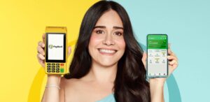 A imagem mostra a atriz Alessandra Negrini segurando uma maquininha PagBank e um celular com o app PagBank para representar a expansão PagBank.