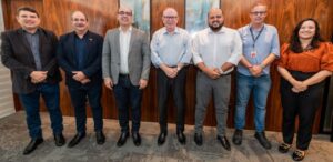 Na imagem aparecem os líderes da FIEC e da Solar Coca-Cola, que se reuniram para debater sobre inovações para o setor industrial no Ceará.