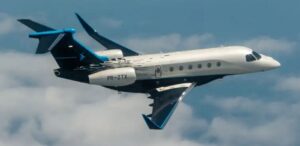 A imagem mostra uma aeronave do modelo Praetor, da Embraer