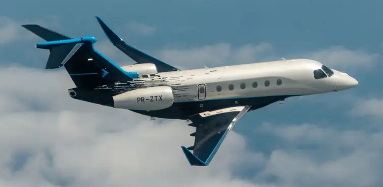 A imagem mostra uma aeronave do modelo Praetor, da Embraer